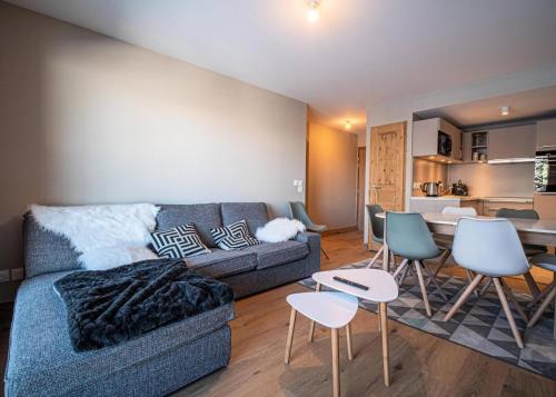 un salon avec un canapé et une table dans l'établissement Résidence Lumi Batiment A - LUMI A 304 MAE-9051, à Valmorel