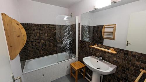 une salle de bain avec un lavabo et une baignoire et un lavabo dans l'établissement Résidence Meijotel - Studio résidence Meijotel MAE-9751, à Vénosc
