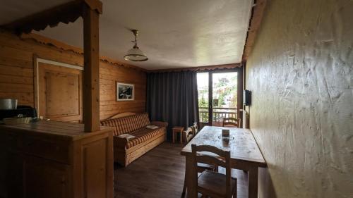 un salon avec un canapé et une table dans l'établissement Résidence Meijotel - 2 pièces coin montagne résidence Meijotel MAE-9361, à Vénosc