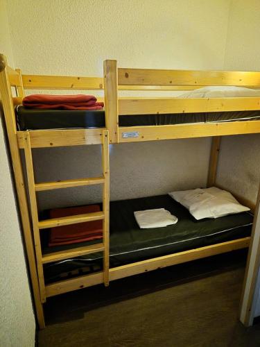 quelques lits superposés dans une chambre dans l'établissement Résidence Meijotel - Studio résidence Meijotel MAE-9561, à Vénosc