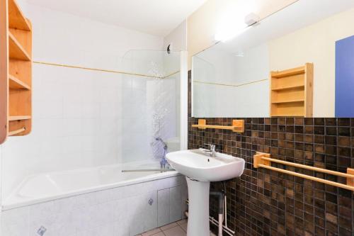 une salle de bain avec un lavabo et une baignoire dans l'établissement Résidence Meijotel - Studio résidence Meijotel MAE-9781, à Vénosc