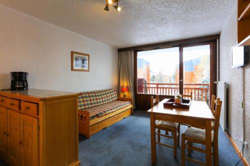 un salon avec un canapé et une table dans l'établissement Résidence Meijotel - Studio résidence Meijotel MAE-9781, à Vénosc