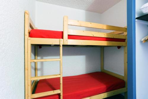 - un lit superposé avec une échelle dans une chambre dans l'établissement Résidence Meijotel - Studio résidence Meijotel MAE-9781, à Vénosc