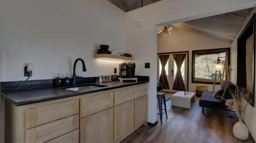 Cucina o angolo cottura di Starlight Haven Hot Springs
