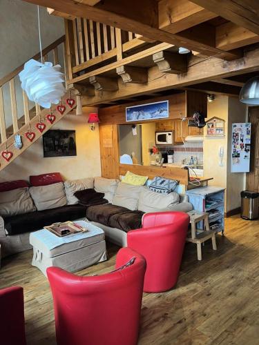 un salon avec un canapé et des chaises rouges dans l'établissement Chalet Du Valaisan - Appartement 4 pièces de 90m² pour 8/10 personnes MAE-2881, à Montvalezan