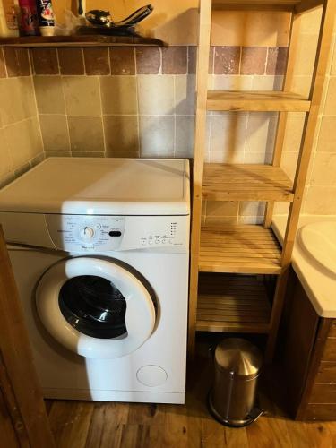 - un lave-linge dans une petite cuisine avec une étagère dans l'établissement Chalet Du Valaisan - Appartement 4 pièces de 90m² pour 8/10 personnes MAE-2881, à Montvalezan