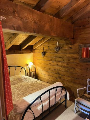 une chambre avec un lit dans un mur en bois dans l'établissement Chalet Du Valaisan - Appartement 4 pièces de 90m² pour 8/10 personnes MAE-2881, à Montvalezan
