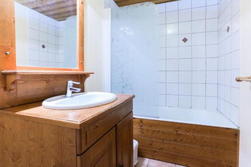 une salle de bain avec un lavabo et une baignoire dans l'établissement Résidence Meijotel - Studio résidence Meijotel MAE-9461, à Vénosc