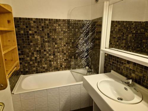 une salle de bain avec un lavabo et une baignoire dans l'établissement Résidence Meijotel - Studio résidence Meijotel MAE-9561, à Vénosc