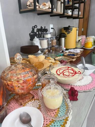 een aanrecht met een hoop eten erop bij Pousada Villa Minduba in Japaratinga