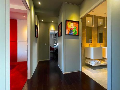 Cette chambre comprend une salle de bains pourvue d'un lavabo et d'une baignoire. dans l'établissement Villa Medusa, du confort à proximité des plages et de Montpellier, à Vic-la-Gardiole