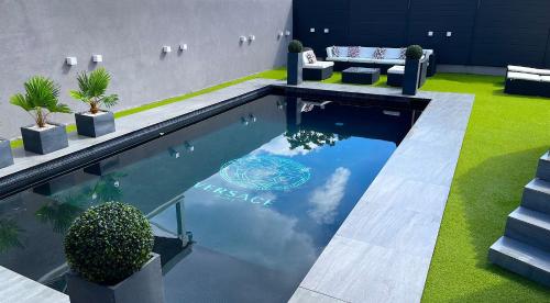 - une piscine au milieu d'un salon dans l'établissement Villa Medusa, du confort à proximité des plages et de Montpellier, à Vic-la-Gardiole