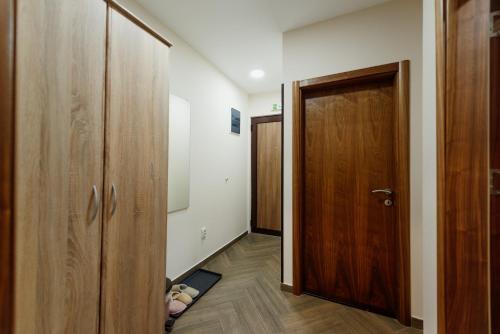 an empty hallway with a wooden door and a room at Apartmani Jela Zlatar in Vukovina