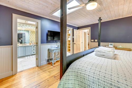 Katil atau katil-katil dalam bilik di 3 Mi to Crossroads Mtn-View Cottage in Cashiers