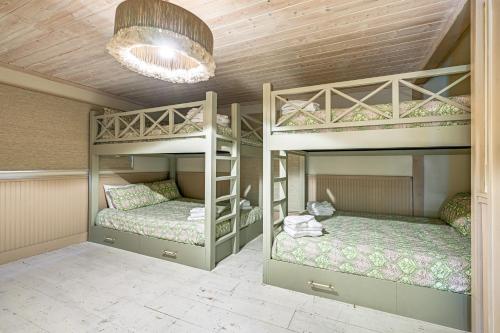 Katil atau katil-katil dalam bilik di 3 Mi to Crossroads Mtn-View Cottage in Cashiers