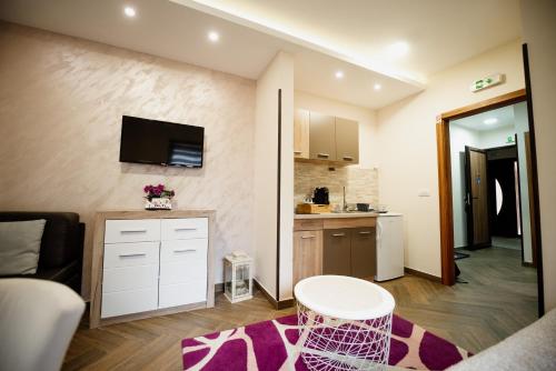 a small living room with a kitchen and a living room at Apartmani Jela Zlatar in Vukovina