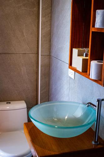 a bathroom with a blue sink and a toilet at Che Lobitos in Lobitos