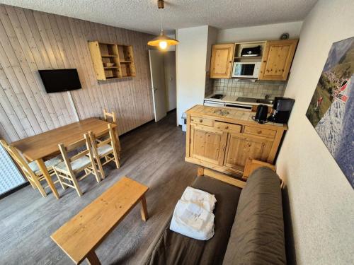 un salon avec un canapé et une table et une cuisine dans l'établissement Résidence Meijotel - Studio résidence Meijotel MAE-9561, à Vénosc