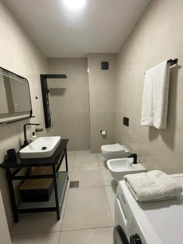 Koupelna v ubytování Sunshine Apt Qerret-Golem Beach-Self-Check-in