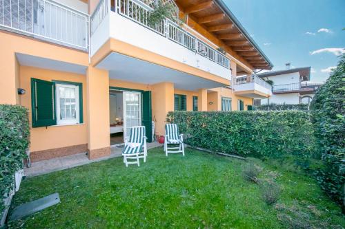dwa krzesła siedzące na podwórku domu w obiekcie Casa Emma with Pool - Happy Rentals w Sirmione