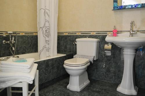Koupelna v ubytování Castro Hotel