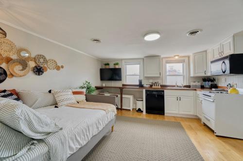 a living room with a couch and a kitchen at Well-Located Apartment Near Capitol at Affordable Rate in Washington, D.C.