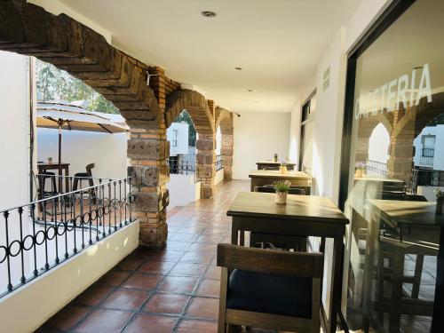 un restaurante con mesa y balcón en QA Hotel, en San Luis Potosí
