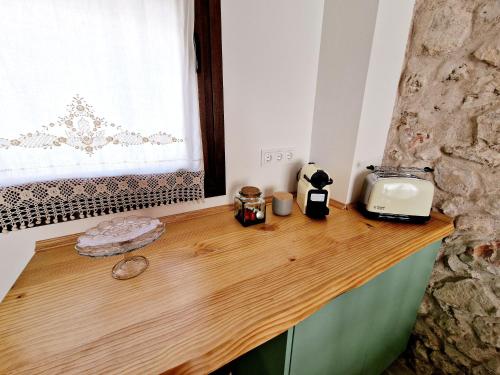 a kitchen with a counter with a toaster and a window at La Casa de la Rufi in Colmenar de Oreja
