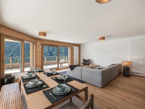 un salon avec une table et un canapé dans l'établissement Le Theleme A201, à Châtel