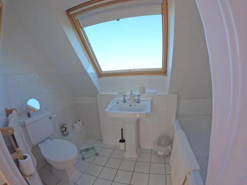 The Little Haven On The Cliff في هاوثْ: حمام مع حوض ومرحاض ونافذة