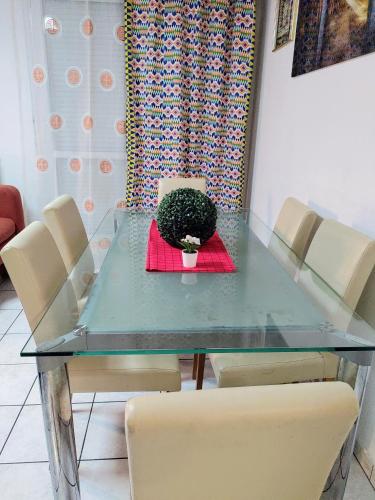 - une table à manger avec une plante en pot dans l'établissement Appartement T3 proche de Bâle, à Saint-Louis