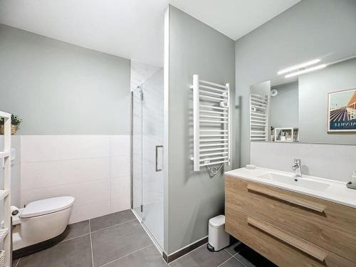 une salle de bain avec toilettes, lavabo et douche dans l'établissement Le Royal YourHostHelper, à Deauville