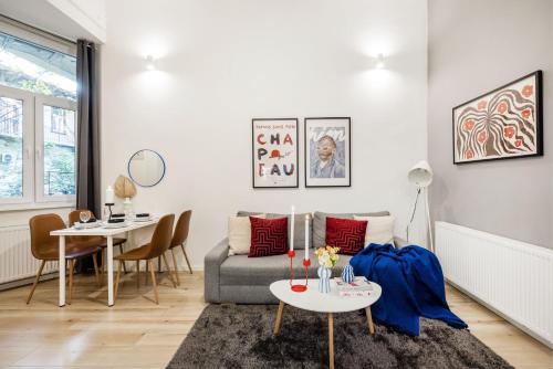 Walk to Opera House - 3BR Live in Budapest Designer Apt