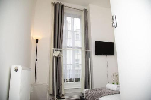 Телевизор и/или развлекательный центр в Room 5 Double bed in Kings Cross