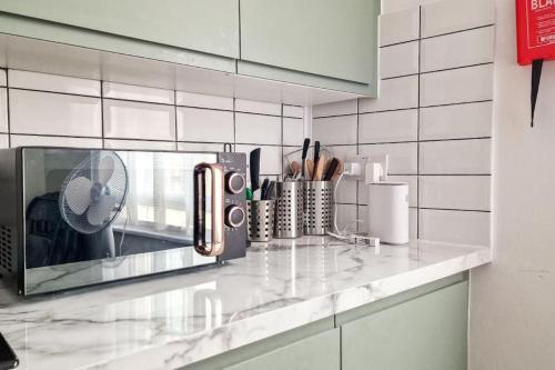 Кухня или мини-кухня в Room 5 Double bed in Kings Cross
