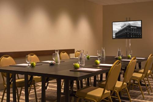 a conference room with a long table and chairs at Peoria Marriott Pere Marquette in Peoria
