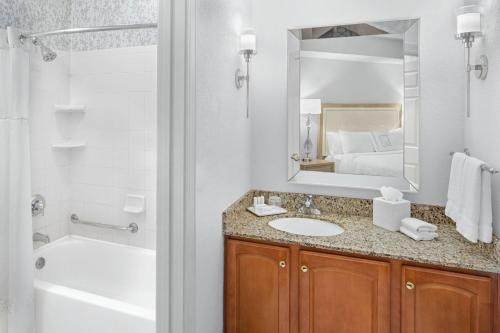 Koupelna v ubytování Residence Inn by Marriott West Orange