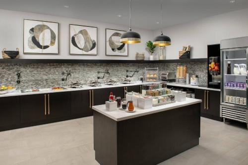 una tienda al por menor con un mostrador con aasteryasteryasteryasteryasteryasteryasteryasteryasteryastery en Residence Inn by Marriott Bozeman Downtown, en Bozeman