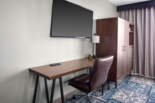 a desk with a chair in a room at Four Points by Sheraton Memphis East in Memphis