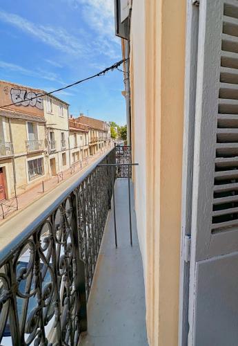 un balcon d'un immeuble avec vue sur une rue dans l'établissement Appartement entier neuf avec balcon privé - Centre Montpellier, à Montpellier
