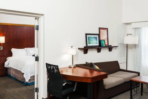 Кровать или кровати в номере Residence Inn Orlando Airport