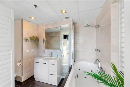 Koupelna v ubytování Entire rental unit Ocean City views Netflix