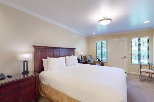 En eller flere senge i et værelse på Silverado Resort and Spa 375