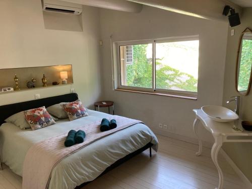 a bedroom with a large bed with a window at Relais Tao in Rognes