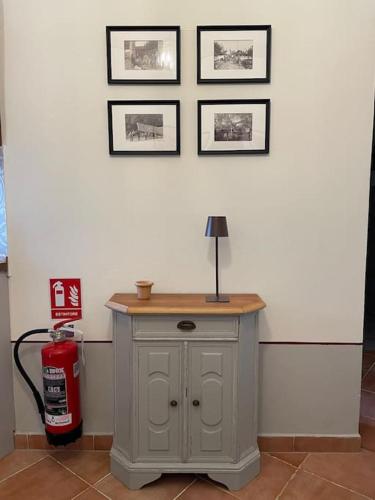 a room with a fire hydrant and a table with a lamp at Casale de L'Ovo Tuscany Relax in Gabbro