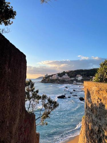a view of the ocean from a cliff at Casale de L'Ovo Tuscany Relax in Gabbro