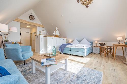 a living room with a bed and a table at Fjord-Koje 7 in Schleswig