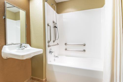 y baño con lavabo y espejo. en Microtel Inn and Suites Montgomery en Montgomery