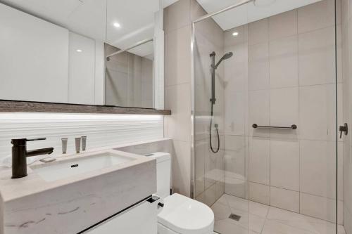 une salle de bain avec toilettes, lavabo et douche dans l'établissement Canopy - Boutique Elwood Luxury with parking, à Melbourne
