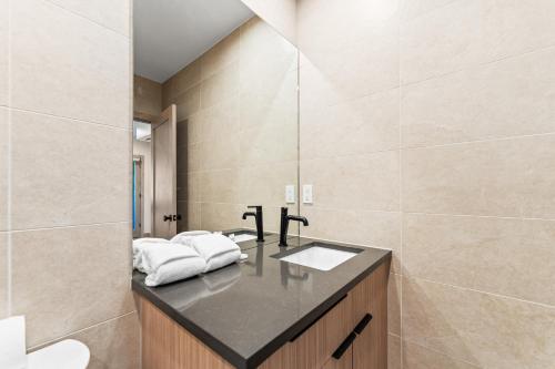 ein Badezimmer mit Waschbecken und Spiegel in der Unterkunft Inas Way Townhomes Unit C by Summit County Mountain Retreats in Keystone